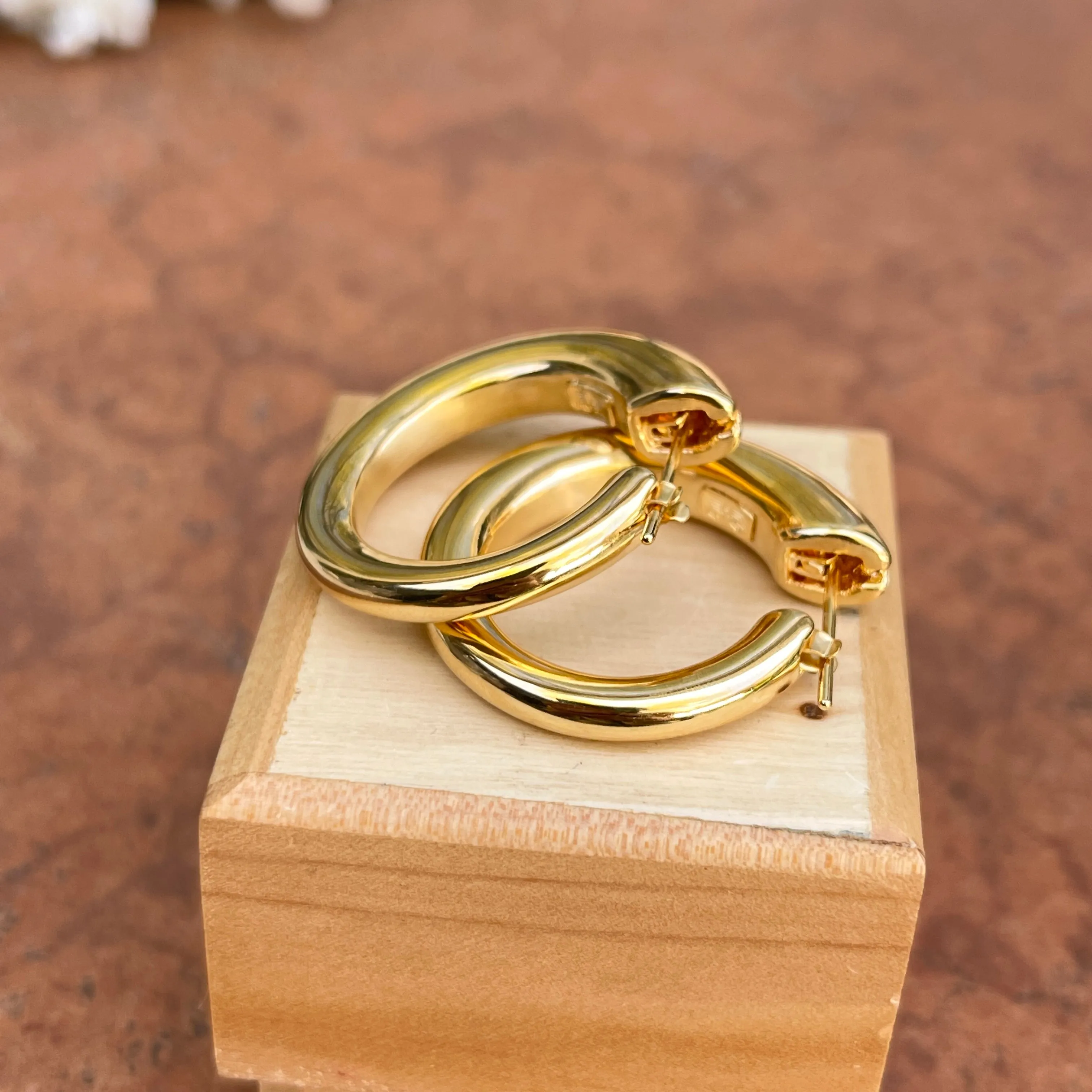 14KT Yellow Gold Tapered Tube 7mm Round Hoop Earrings 30mm