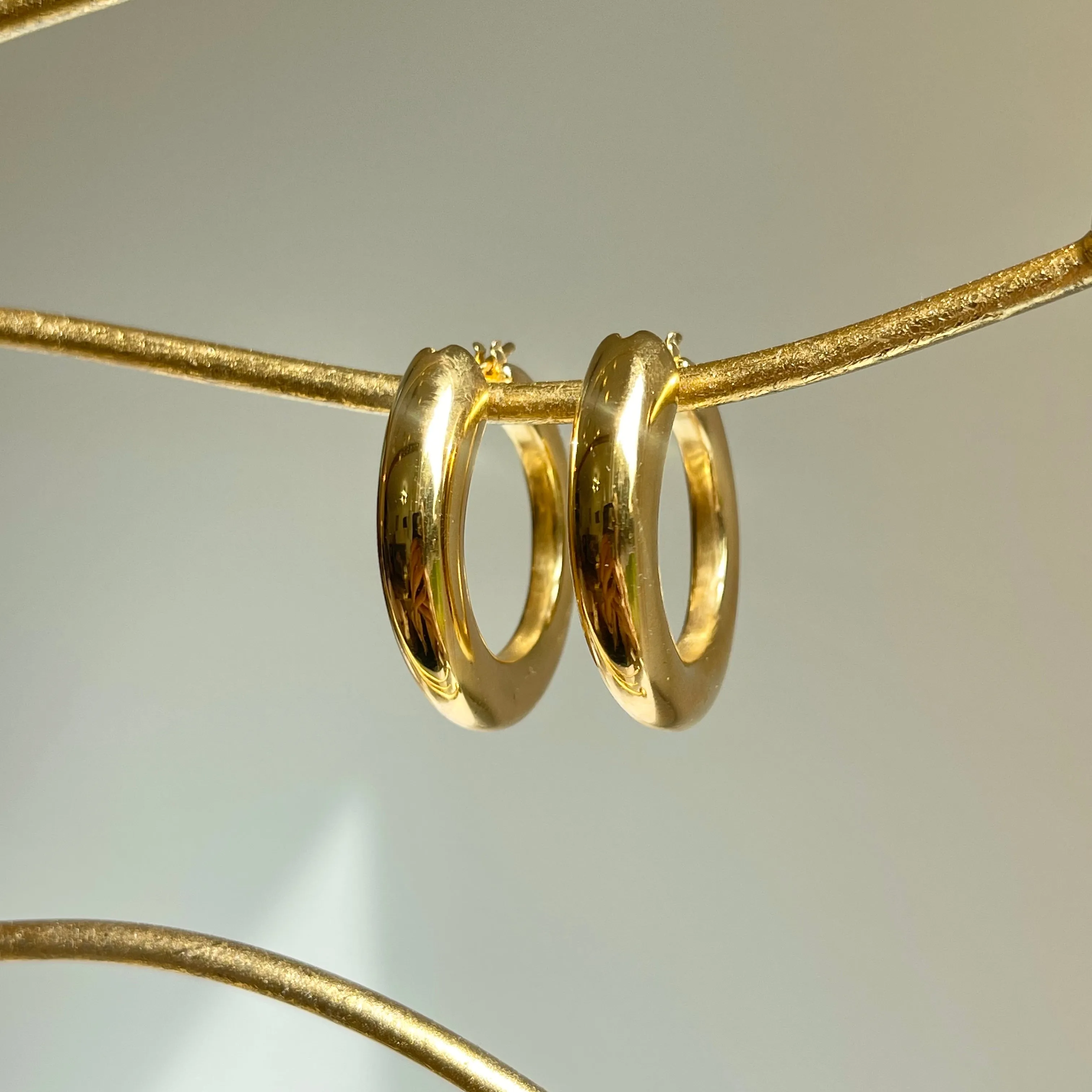 14KT Yellow Gold Tapered Tube 7mm Round Hoop Earrings 30mm