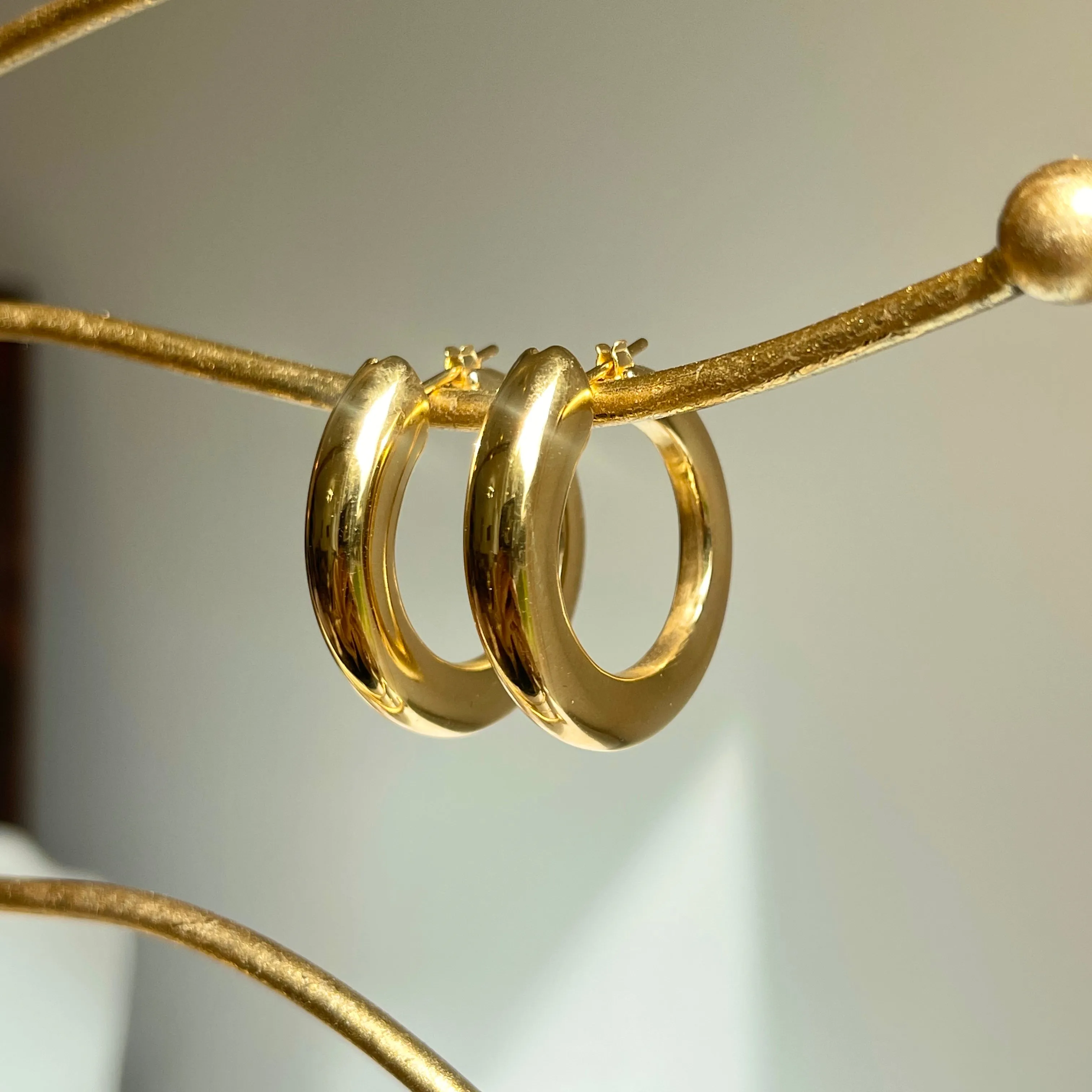 14KT Yellow Gold Tapered Tube 7mm Round Hoop Earrings 30mm