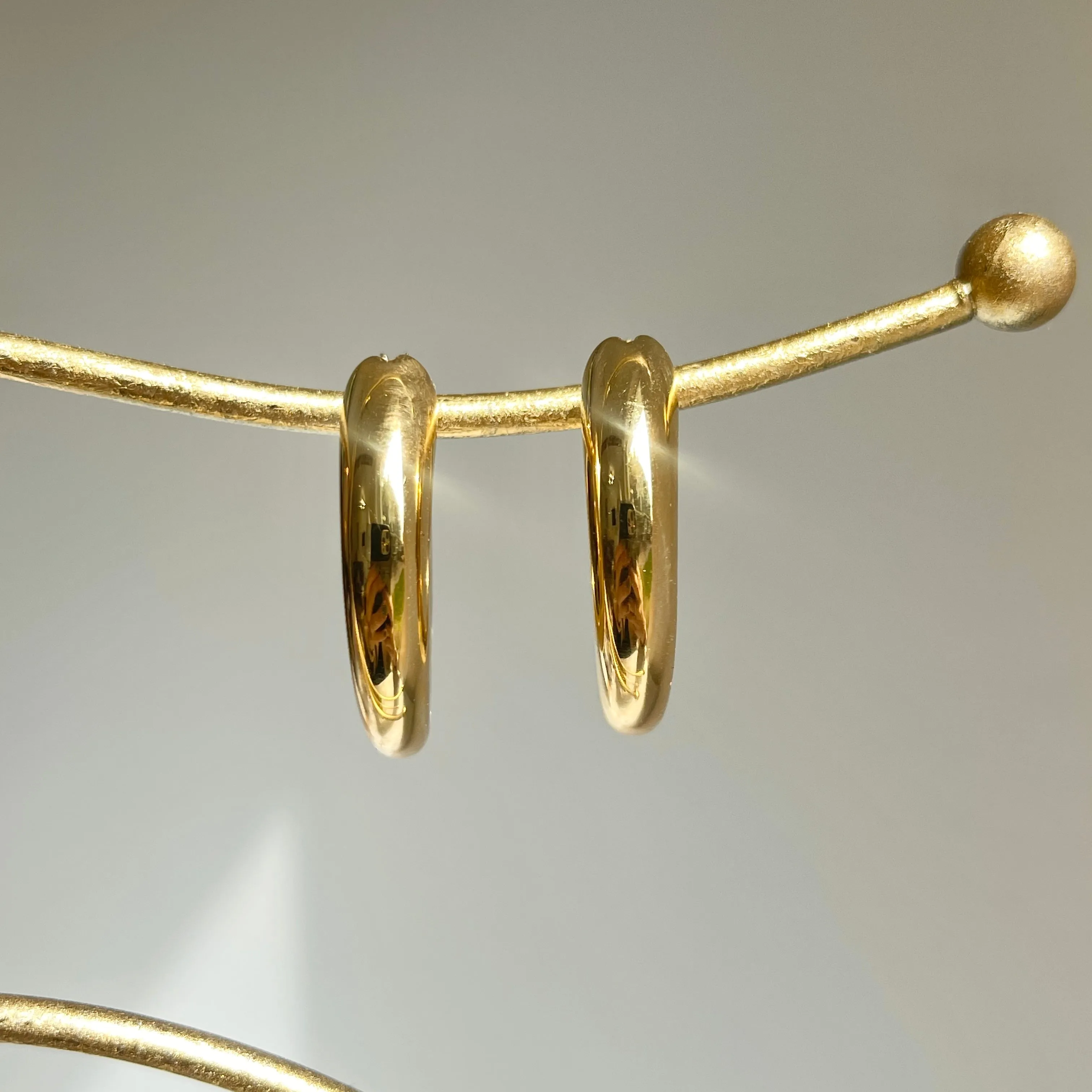 14KT Yellow Gold Tapered Tube 7mm Round Hoop Earrings 30mm