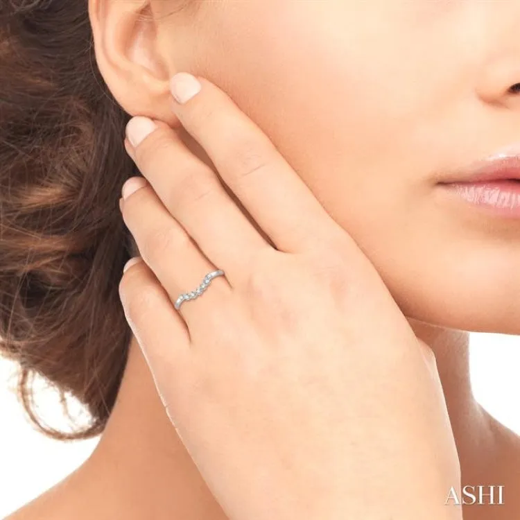 1/6 ctw Vintage Circular Mount Curved Center Round Cut Diamond Wedding Band in 14K White Gold