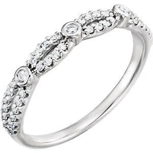 18K White 1/6 CTW Diamond Band