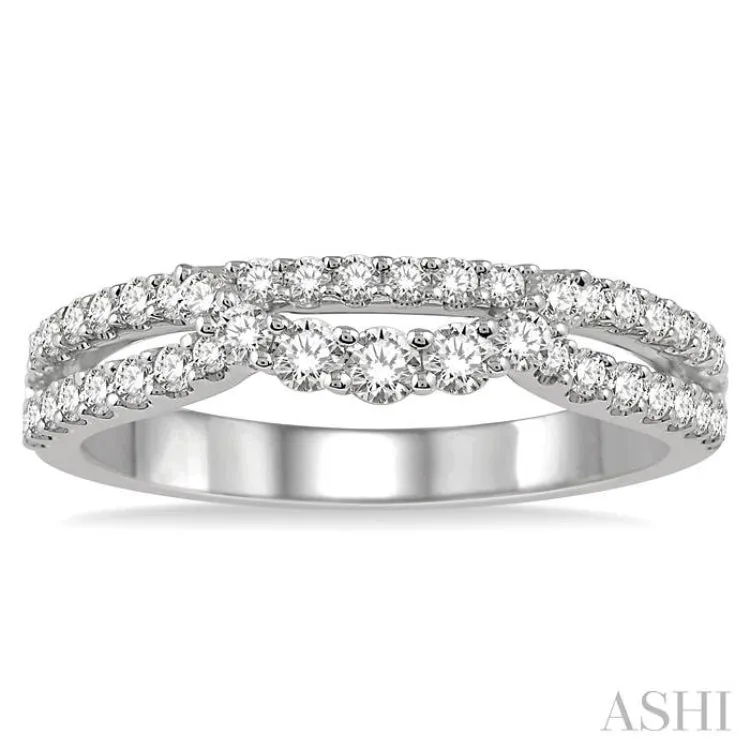 5/8 Ctw Split Shank Arched center Round Cut Diamond Band in 14K White Gold