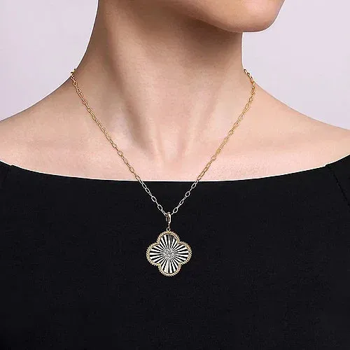 Bujukan Diamond Cut Diamond Clover Medallion Pendant