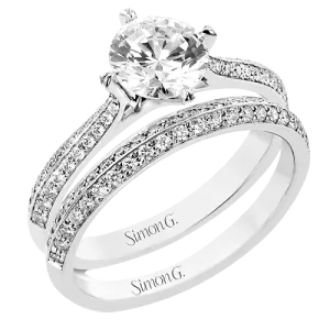 Engagement Ring in 18k Gold with Diamonds