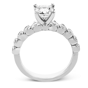 Engagement Ring in 18k Gold with Diamonds