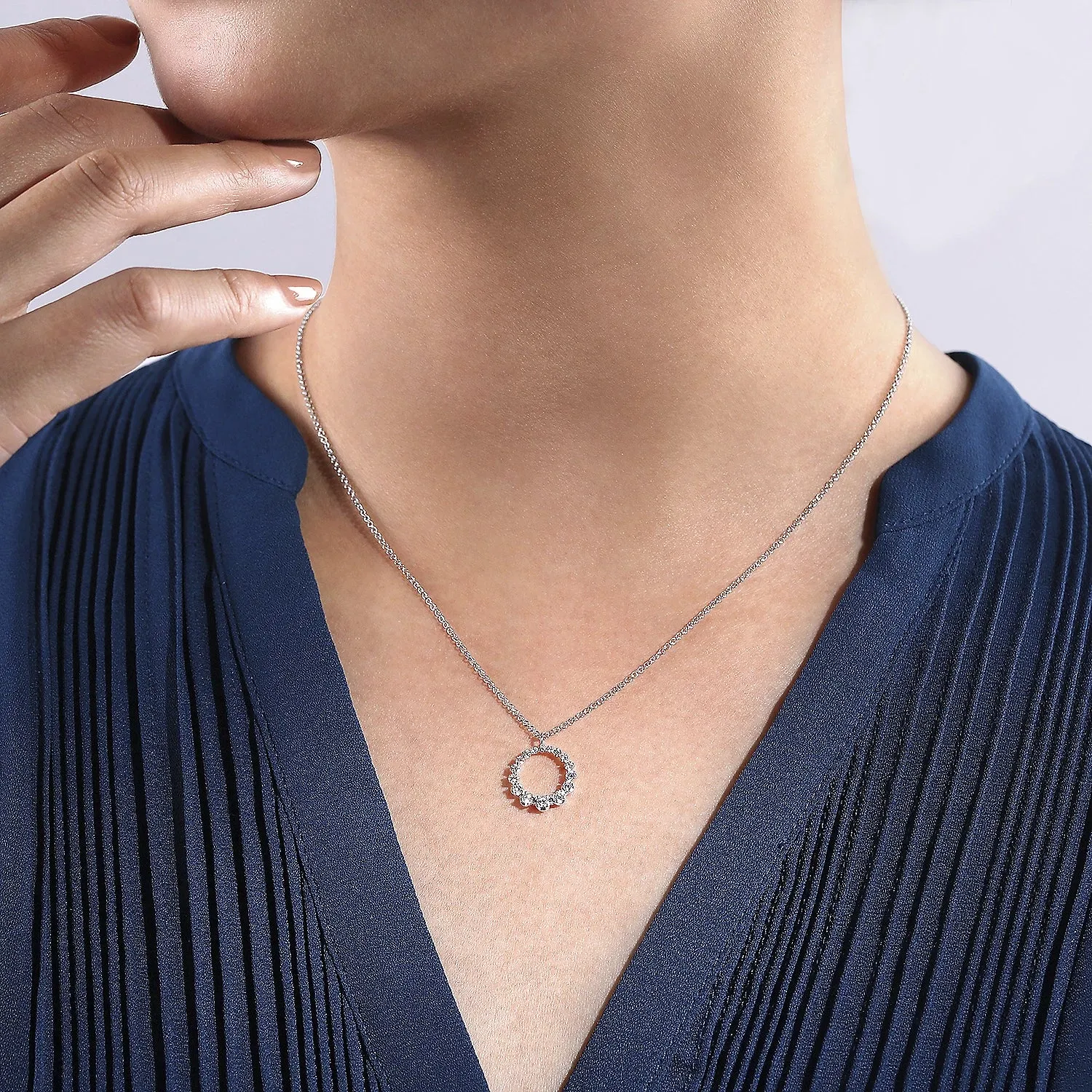 Graduated Diamond Circle Pendant Necklace