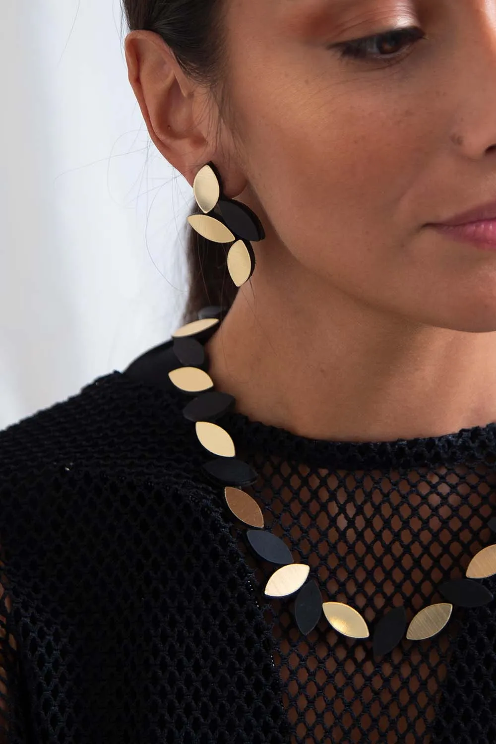 Kate Leaves Earrings Medium - Black/Gold *