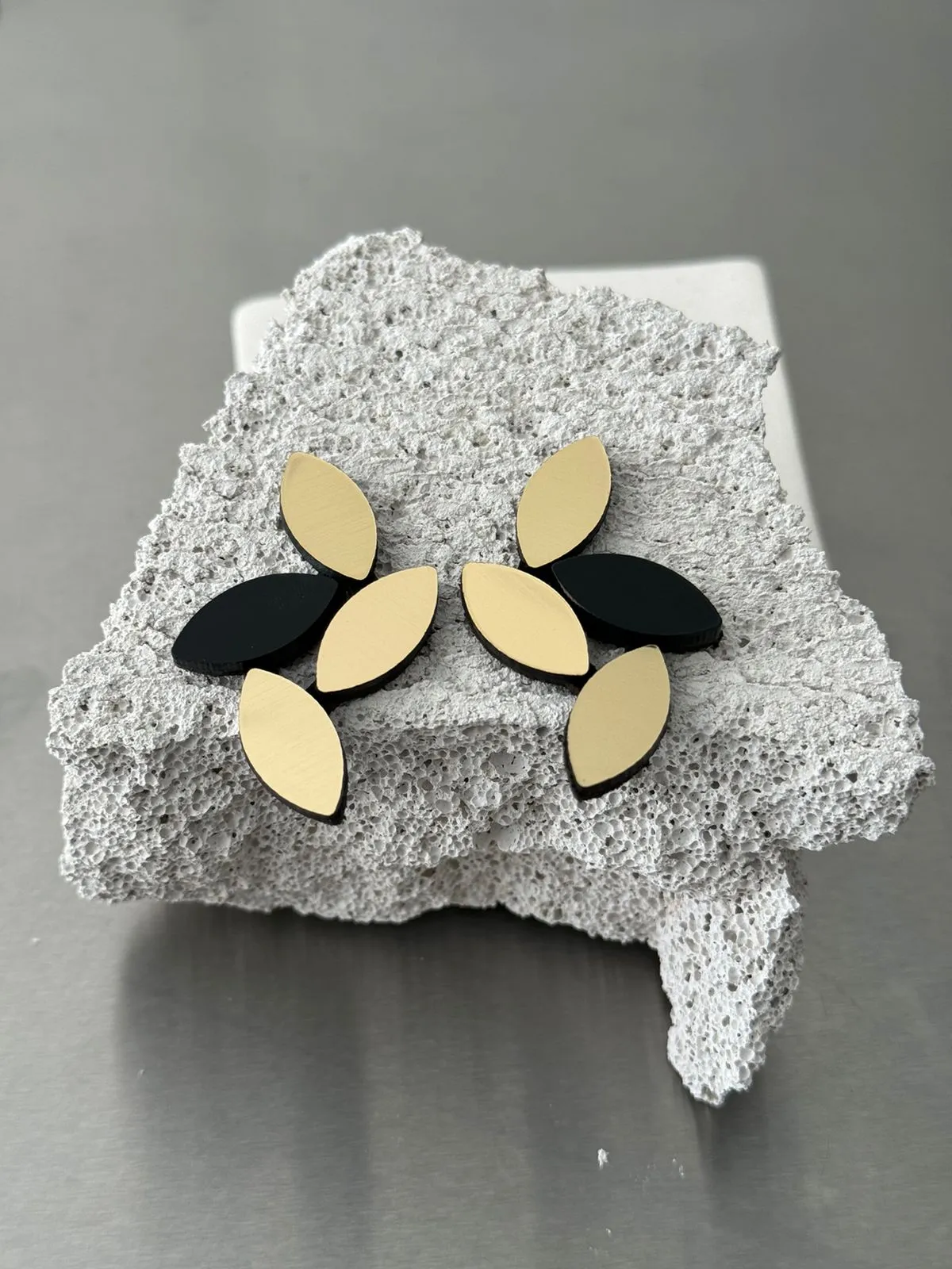 Kate Leaves Earrings Medium - Black/Gold *