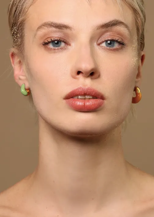 MINI WAVE HOOP EARRINGS WITH HALF ENAMEL